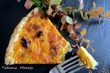 фото рецепта Открытый пирог с морковью и изюмом