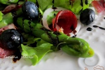 фото рецепта Салат с зеленой спаржей, утиной грудкой и черникой