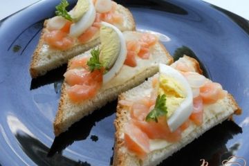 фото рецепта Канапе с семгой и яйцом