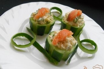 фото рецепта Стаканчики из огурцов с сырной начинкой и семгой