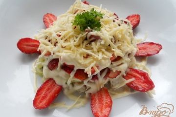 фото рецепта Салат из курицы и клубники
