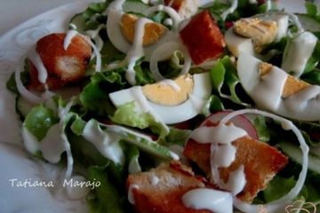 фото рецепта Овощной салат с сухариками и сырным соусом