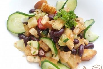 фото рецепта Салат с фасолью, курицей и сухариками