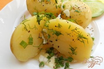 фото рецепта Картофель молодой с маслом, чесноком и укропом
