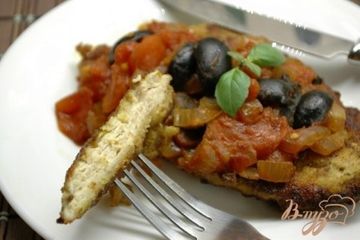 фото рецепта Курица Миланезе с томатным соусом и маслинами
