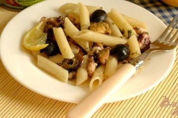 фото рецепта Пенне с дарами моря и маслинами