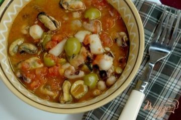 фото рецепта Морепродукты с оливками в томатном соусе
