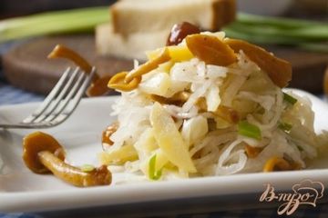 фото рецепта Салат из квашеной капусты с маринованными опятами
