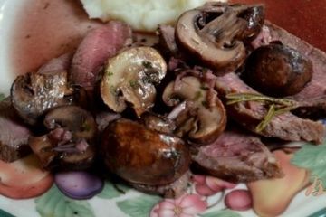 фото рецепта Стейк с грибами и с красным винным соусом