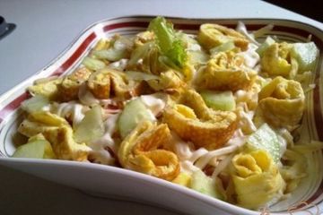 фото рецепта Салат из курицы с омлетом