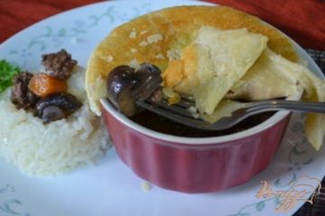фото рецепта Мясной пирог с грибами в горшочках