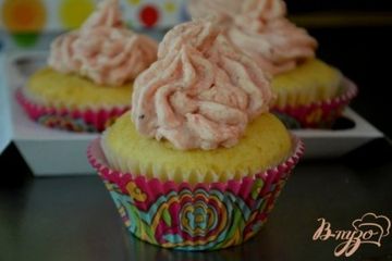 фото рецепта Капкейки с клубничной начинкой и клубничным кремом