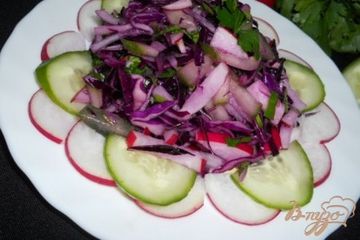 фото рецепта Салат из краснокочанной капусты, огурца и редиса