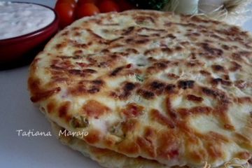 фото рецепта Лепешки с кусочками бекона, сыром и зеленым луком