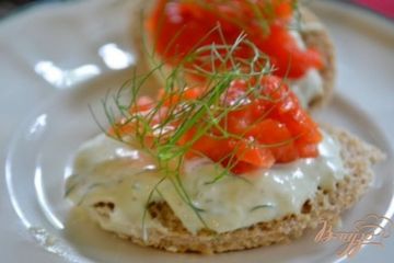фото рецепта Канапе с копченной семгой и с хреновым кремом