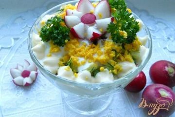 фото рецепта Салат из редиса с яйцом и огурцом