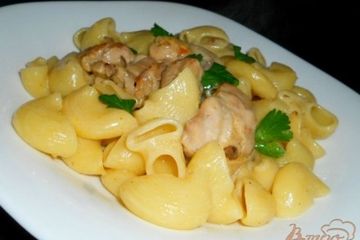 фото рецепта Паста с курицей, тушеной в сливочно-сырном соусе