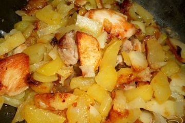 фото рецепта Картофель, жареный с курицей и луком