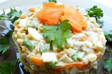 фото рецепта Салат с печенью трески и спагетти