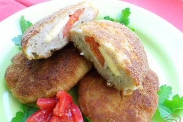 фото рецепта Котлеты куриные с начинкой из сыра и помидора