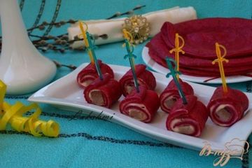 фото рецепта Закуска из свекольных блинчиков с сельдью
