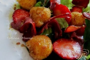 фото рецепта Салат с жаренной моцареллой и клубникой