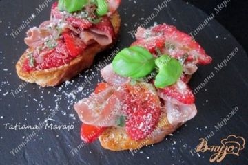 фото рецепта Теплые тосты с клубникой и сухой ветчиной