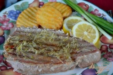 фото рецепта Стейки тунца с лимонным маслом и черным перцем