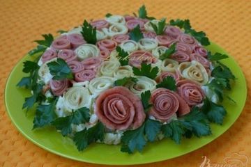 фото рецепта Салат с рисом, курицей и цветными блинчиками
