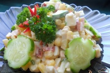 фото рецепта Салат с колбасой и кукурузой