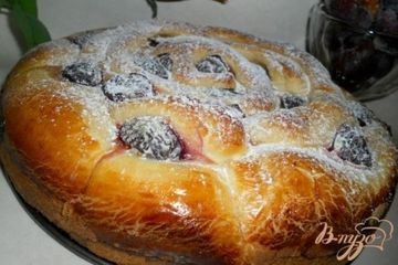 фото рецепта Пирог со сливами и творогом