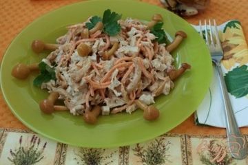 фото рецепта Салат с курицей и маринованными опятами