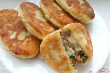 фото рецепта Пирожки из творожного теста с сыром, мясом и грибами