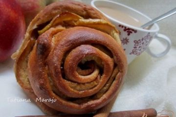 фото рецепта Булочки с яблоками и корицей