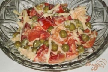 фото рецепта Салат из овощей с зеленым горошком и сыром