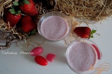 фото рецепта Клубничный смузи с миндалем