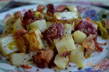 фото рецепта Теплый салат с беконом и луком пореем