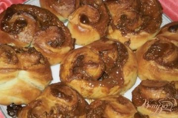 фото рецепта Плюшки с вареной сгущенкой и орехами
