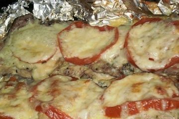 фото рецепта Мясо запеченное с сыром и помидорами в фольге