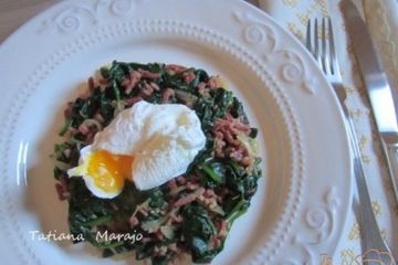 фото рецепта Теплый салат из шпината с беконом и яйцом пашот