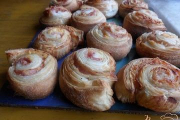 фото рецепта Слоёные завитушки с беконом и сыром