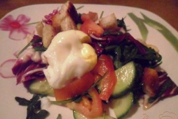 фото рецепта Овощной салат с крутонами и яйцом-пашот