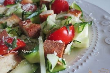 фото рецепта Салат из цукини с крутонами