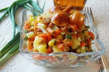 фото рецепта Овощной салат с маринованными опятами  Дарья