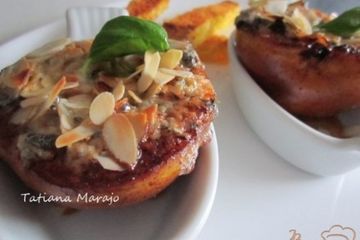 фото рецепта Груша с голубым сыром и миндалем