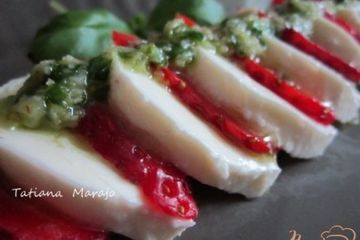 фото рецепта Салат с моцареллой и клубникой