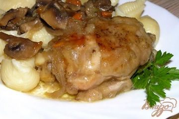 фото рецепта Курица, тушеная с грибами в белом вине