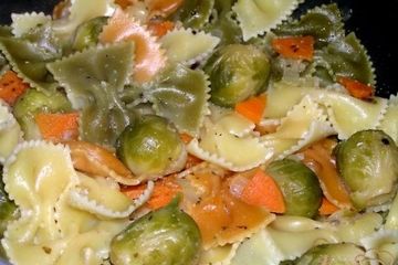 фото рецепта Фарфалле триколор с брюссельской капустой