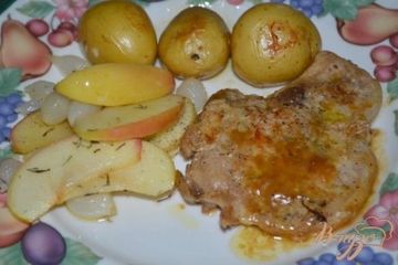 фото рецепта Свиные отбивные с яблоками и луком