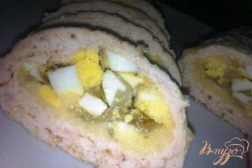 фото рецепта Куриный рулет с яйцом и карамелизированным луком